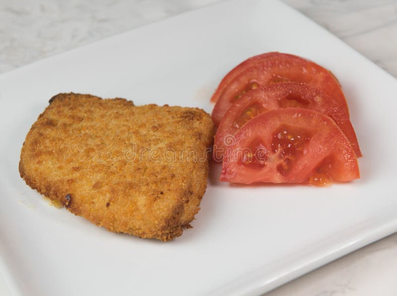 Verse visfilet en salade op een witte plaat royalty-vrije stock afbeelding Verse visfilet en salade op een witte plaat royalty-vrije stock afbeelding