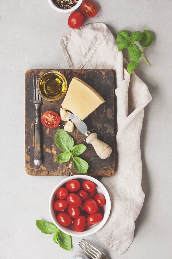 Verse voedselingrediënten voor Italiaanse keuken royalty-vrije stock afbeeldingen Verse voedselingrediënten voor Italiaanse keuken royalty-vrije stock afbeeldingen