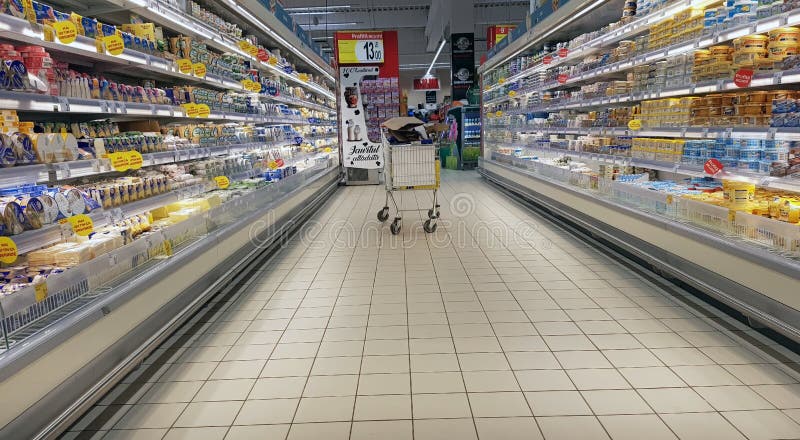 Verse zuivelproducten in een supermarkt royalty-vrije stock foto's Verse zuivelproducten in een supermarkt royalty-vrije stock foto's