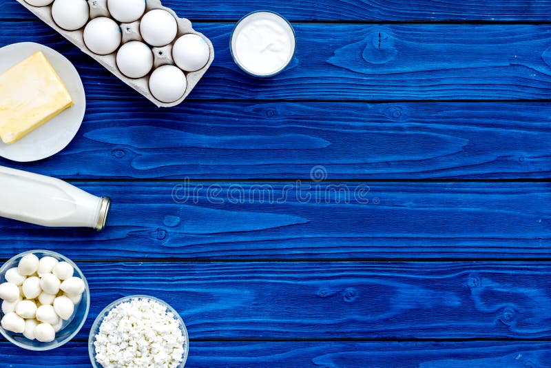 Verse zuivelproducten Melk, plattelandshuisje, kaas, yougurt op blauwe houten de meningsspot van de lijstbovenkant omhoog royalty-vrije stock afbeeldingen Verse zuivelproducten Melk, plattelandshuisje, kaas, yougurt op blauwe houten de meningsspot van de lijstbovenkant omhoog royalty-vrije stock afbeeldingen