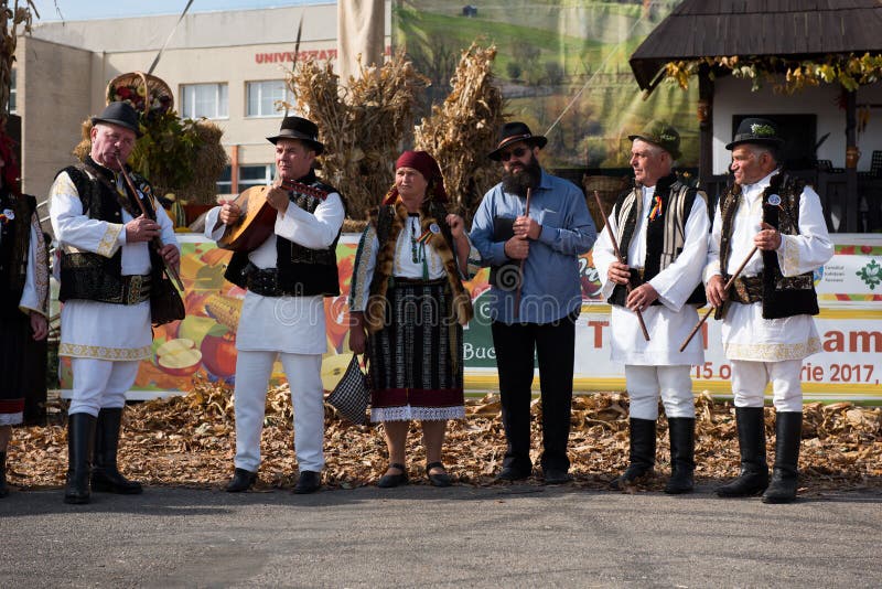 Versehen Sie die Ausführung der rumänischen Volksmusik in den traditionellen Kostümen mit einem Band lizenzfreies stockbild Versehen Sie die Ausführung der rumänischen Volksmusik in den traditionellen Kostümen mit einem Band lizenzfreies stockbild