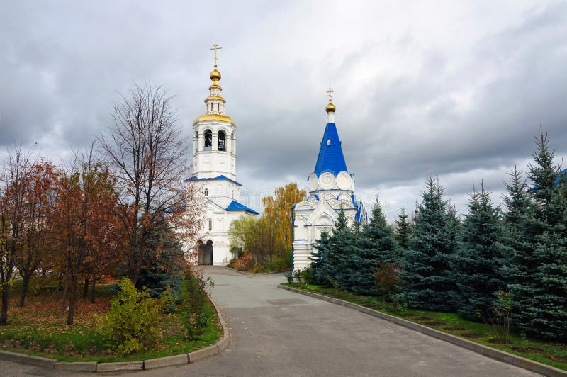 Versehen Sie Glockenturm und Kirche des Heilig-großen Prinzen Vladimir in Zilantov das heilige Dormitions-Kloster mit einem Gatte stockfotos Versehen Sie Glockenturm und Kirche des Heilig-großen Prinzen Vladimir in Zilantov das heilige Dormitions-Kloster mit einem Gatte stockfotos