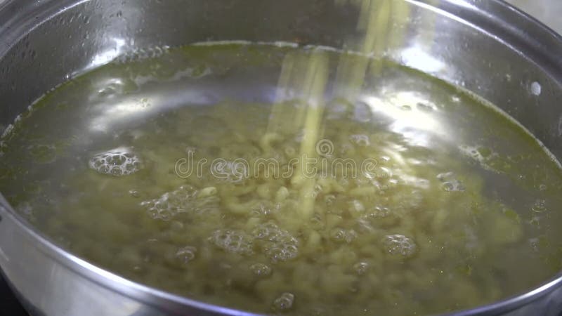 Verser les macaronis du coude dans une casserole d'eau bouillante
