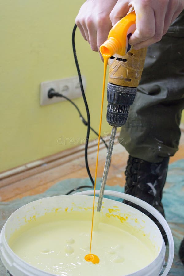 Versi la tintura nel secchio immagini stock libere da diritti Versi la tintura nel secchio immagini stock libere da diritti