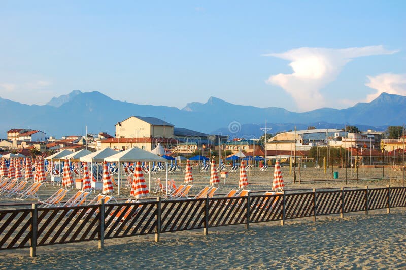 Versilia, praia da areia de Viareggio, Italy foto de stock Versilia, praia da areia de Viareggio, Italy foto de stock