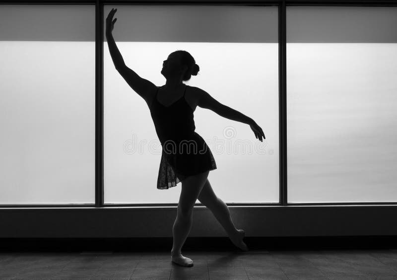 Version noire et blanche de silhouette de Lunge de danseur classique photo libre de droits Version noire et blanche de silhouette de Lunge de danseur classique photo libre de droits