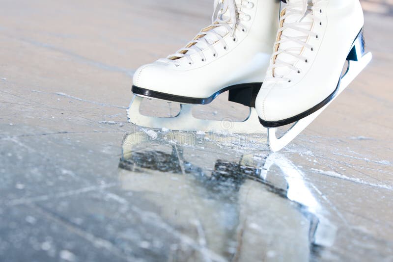 Versión natural inclinada, patines de hielo fotos de archivo Versión natural inclinada, patines de hielo fotos de archivo