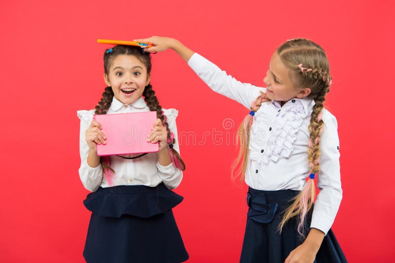 Verso conoscenza Siamo felici allievi felici con il quaderno Di nuovo al banco lezione di scrittura e della letteratura studio fotografia stock libera da diritti Verso conoscenza Siamo felici allievi felici con il quaderno Di nuovo al banco lezione di scrittura e della letteratura studio fotografia stock libera da diritti