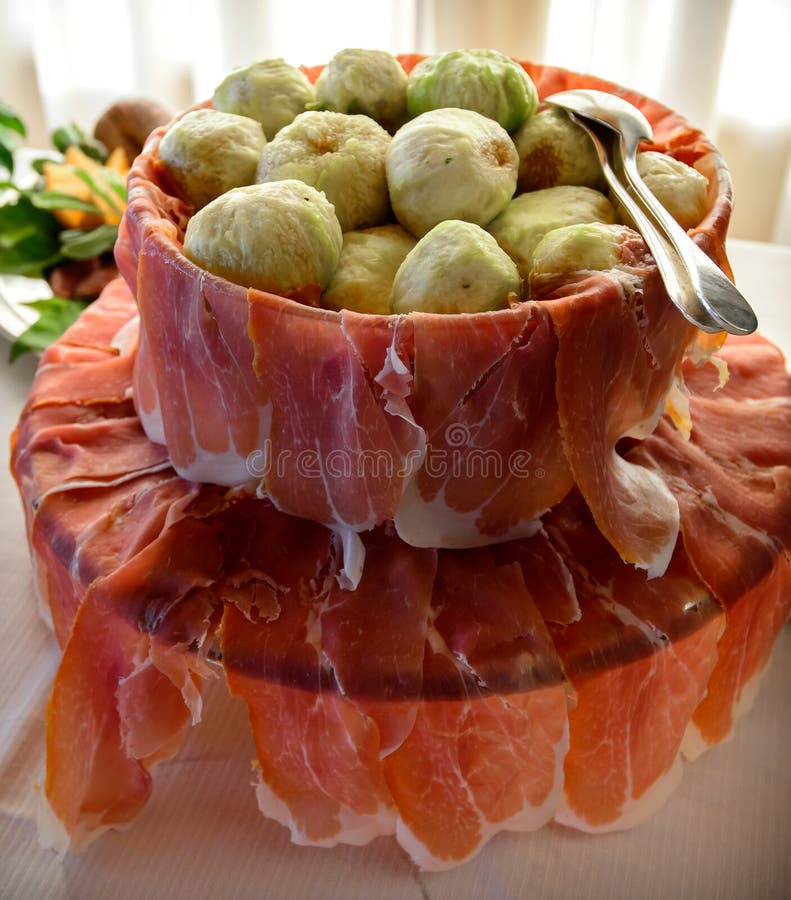 Versorgende Servierplatte Der Antipasti Mit Speck (Prosciutto) Und ...