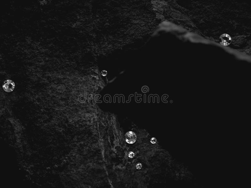 Verspreide Diamanten met een Donkere Voorgrondsteen stock fotografie Verspreide Diamanten met een Donkere Voorgrondsteen stock fotografie