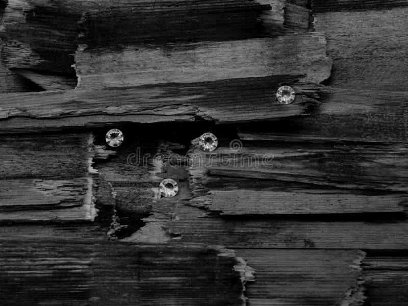 Verspreide Diamanten op Hout, die de Facetbesnoeiing van Gem Stone tonen stock afbeelding Verspreide Diamanten op Hout, die de Facetbesnoeiing van Gem Stone tonen stock afbeelding