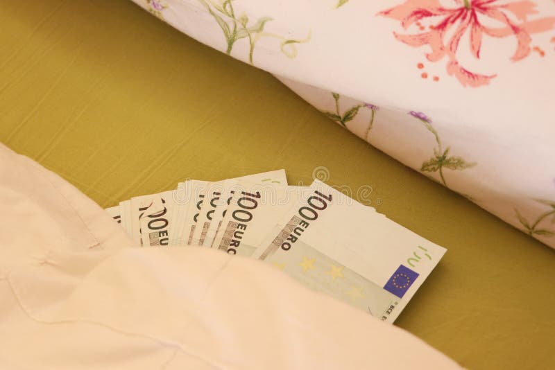 Verstecktes Geld Im Bett Unter Der Decke Stockbild Bild Von Investition Querneigung 134362959
