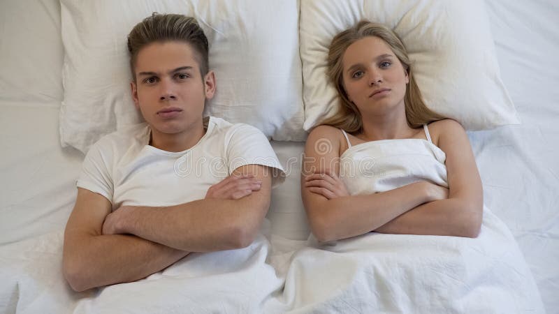 Verstoor jong paar liggend in bed, seksuele problemen, relatiesmisverstand stock foto's Verstoor jong paar liggend in bed, seksuele problemen, relatiesmisverstand stock foto's