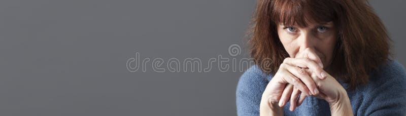 Verstoor mooie jaren '50vrouw het kijken droevige, grijze exemplaar ruimtebanner stock foto's Verstoor mooie jaren '50vrouw het kijken droevige, grijze exemplaar ruimtebanner stock foto's