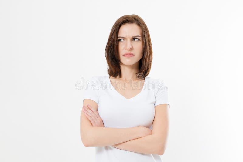 Verstoord en boos meisje in witte lege die t-shirt op witte achtergrond wordt geïsoleerd Droevige en gekke vrouw met gekruiste wa