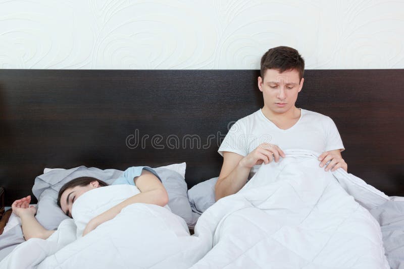 Verstoorde mens die probleem met impotentie hebben royalty-vrije stock foto Verstoorde mens die probleem met impotentie hebben royalty-vrije stock foto