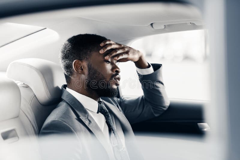 Verstoorde vermoeide zakenmanzitting in auto, die over verbreken denken stock afbeeldingen Verstoorde vermoeide zakenmanzitting in auto, die over verbreken denken stock afbeeldingen