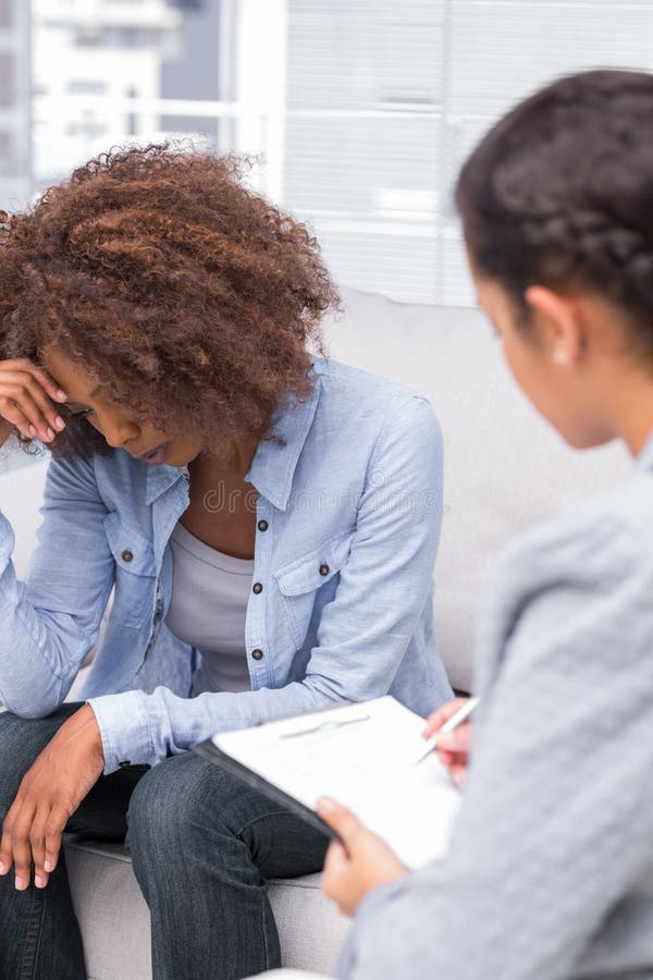 Verstoorde vrouw die op de bank in therapie schreeuwen royalty-vrije stock afbeelding Verstoorde vrouw die op de bank in therapie schreeuwen royalty-vrije stock afbeelding