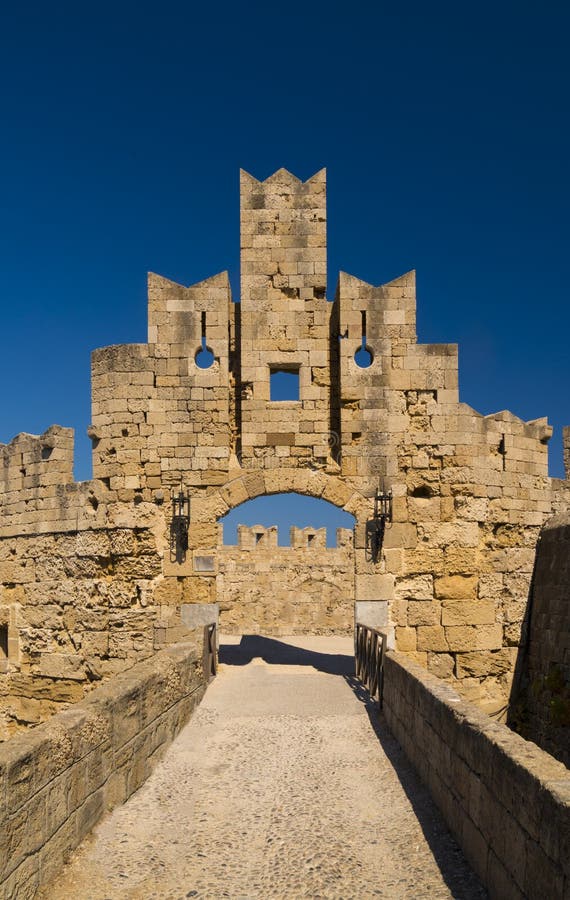 Verstärkungen und Zinnen der mittelalterlichen Stadt, Rhodos stockbilder Verstärkungen und Zinnen der mittelalterlichen Stadt, Rhodos stockbilder