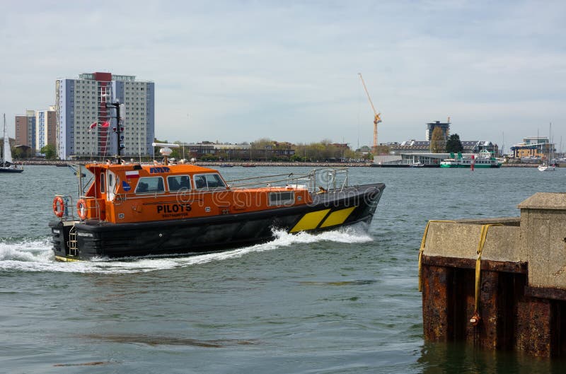 Versuchsboot, das Piloten u. von zu den Schiffen transportiert Portsmouth Gro?britannien lizenzfreie stockfotografie Versuchsboot, das Piloten u. von zu den Schiffen transportiert Portsmouth Gro?britannien lizenzfreie stockfotografie