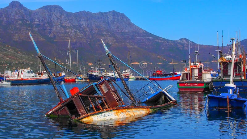 Versunkenes Fischerboot am hout Buchthafen Kapstadt