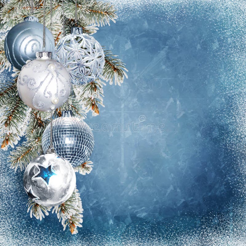 Vertakt de Kerstmis blauwe sneeuwachtergrond zich met mooie ballen, pijnboom met vorst en plaats voor tekst of foto