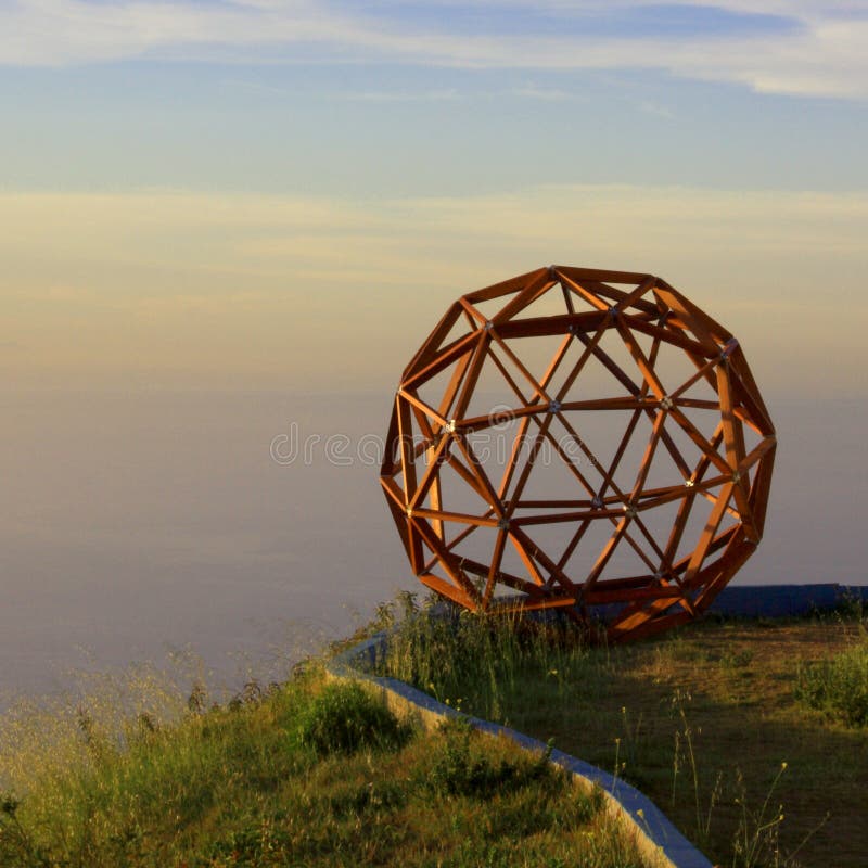 Sfera sul il più alto punto,, con la vista nebbioso Oceano.