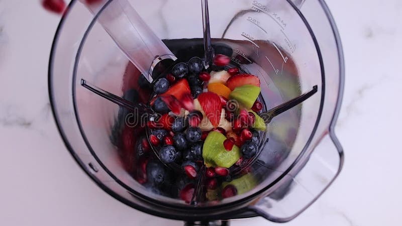 Verter fruta fresca en una batidora de limo