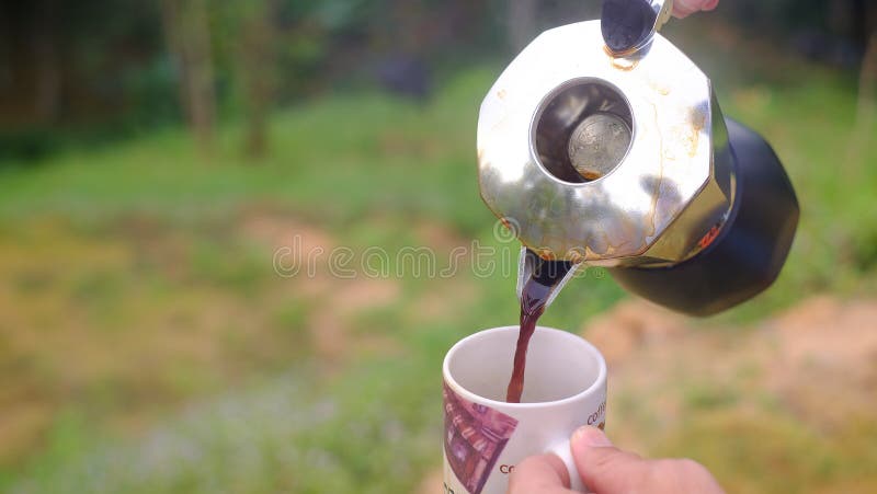 Verter Una Taza De Café Caliente En El Vaso Para El Fondo Natural Del  Desayuno Imagen de archivo - Imagen de porcelana, aroma: 166065349