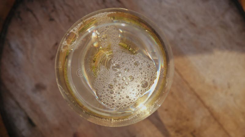 Verter vino blanco en la vista de una copa