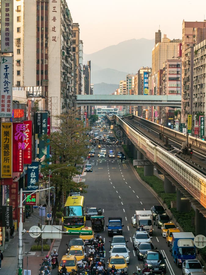 Verticaal meningslandschap van de stad van Taipeh met verkeer in de avond stock afbeelding Verticaal meningslandschap van de stad van Taipeh met verkeer in de avond stock afbeelding