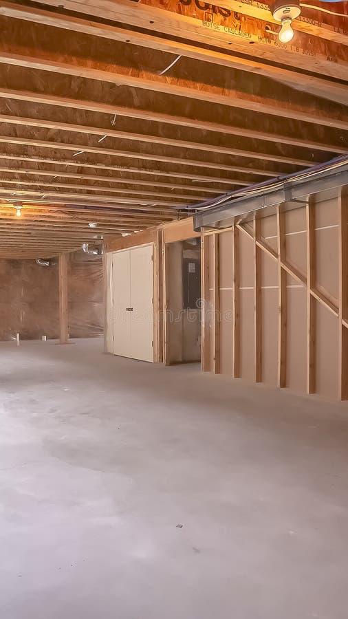 Verticaal Nieuw huisbinnenland in aanbouw met het houten zichtbaar ontwerpen royalty-vrije stock foto Verticaal Nieuw huisbinnenland in aanbouw met het houten zichtbaar ontwerpen royalty-vrije stock foto