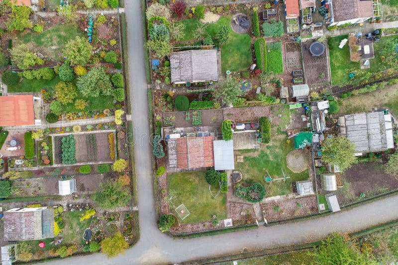 Verticaal satellietbeeld van een volkstuintje met hutten, wegen en plantaardige bedden royalty-vrije stock foto Verticaal satellietbeeld van een volkstuintje met hutten, wegen en plantaardige bedden royalty-vrije stock foto