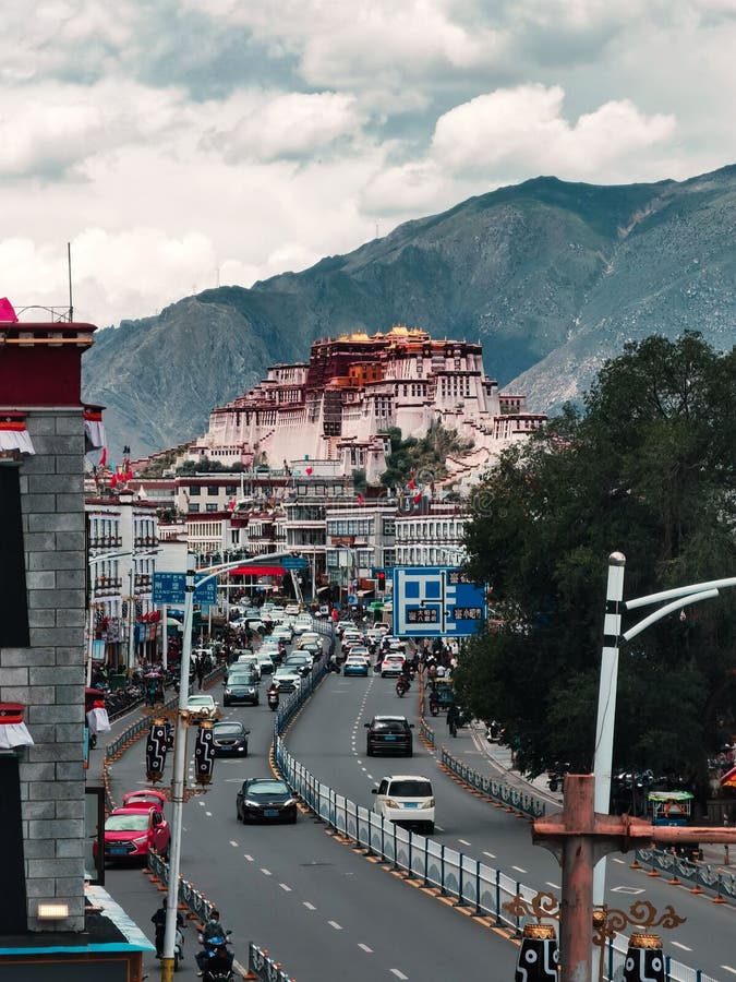 Verticaal schot van een snelweg in de stad lhasa potala palace in the distance china