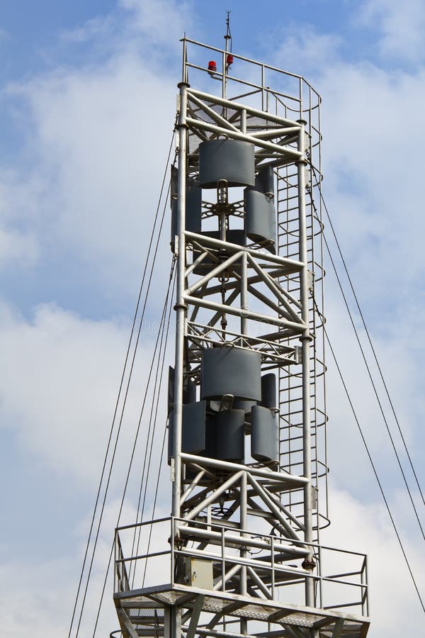 Vertical axis wind turbine