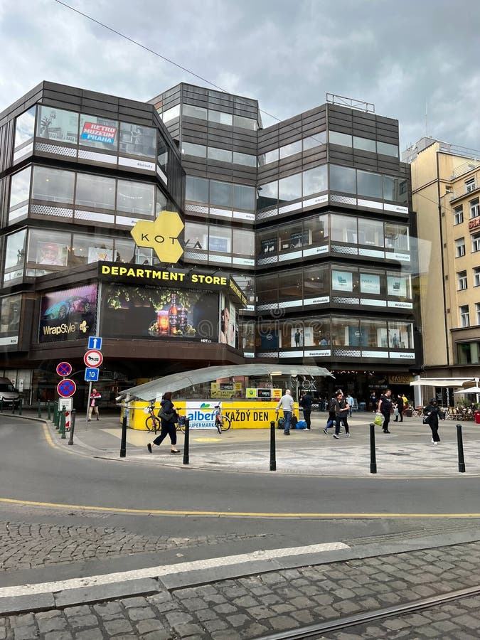 Vertical de pessoas andando numa rua movimentada com edifícios modernos imagem de stock