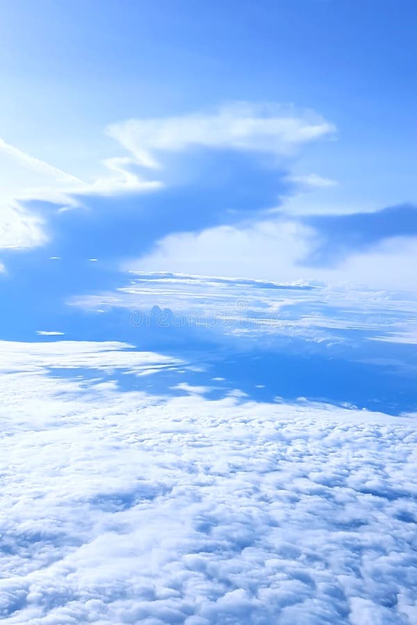 Bầu trời đầy mây - những đám mây péo đuối, đan xen trong nhau trên bầu trời xanh đầy mênh mông, như một bức tranh thiên nhiên tuyệt đẹp. Hãy cùng chúng tôi tận hưởng phút giây yên tĩnh đầy cảm hứng với những hình ảnh về bầu trời đầy mây.