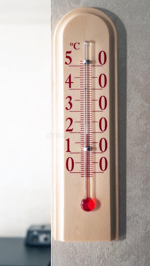 https://thumbs.dreamstime.com/b/vertical-picture-mercury-room-thermometer-concept-heat-home-close-up-temperature-indicator-268810011.jpg