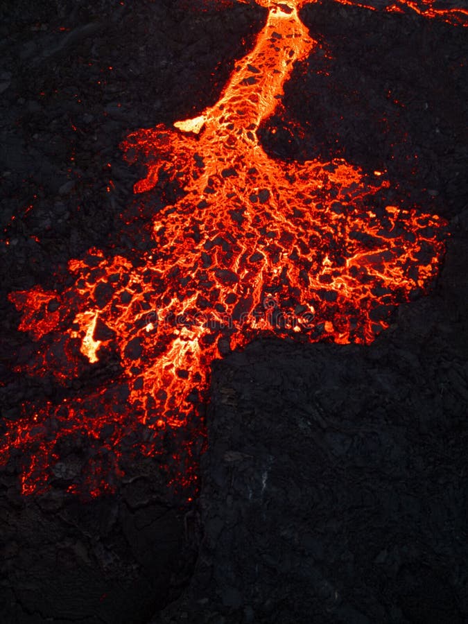 Vertikální z láva přes skalnatý povrch během 2022 sopka výbuch, island.