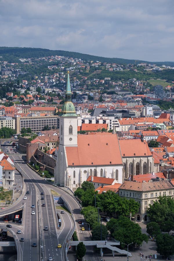 Vertikální záběr malebného bratislavského hradu proti panoráma města na Slovensku