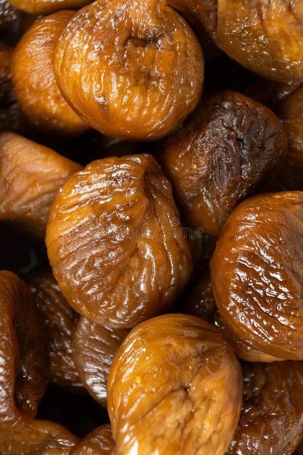 Verticale achtergrond van sappige, bruine gedroogde vijgen stock foto