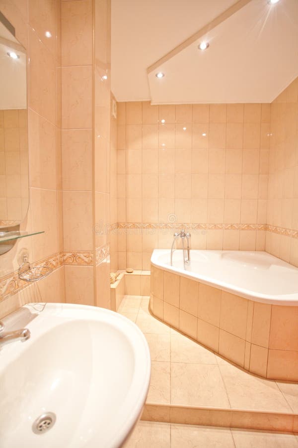 Verticale beige badkamer royalty-vrije stock foto