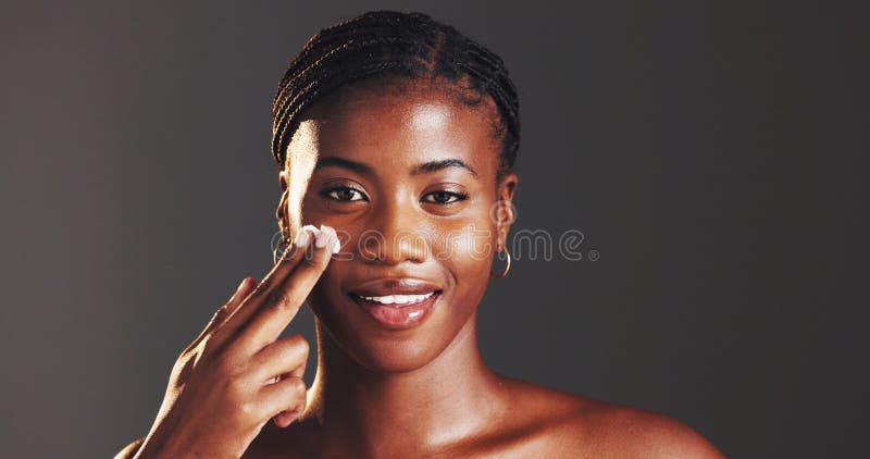 Verticale con pelle di crema e sorriso per una pelle liscia con routine e umidità. Sfondo grigio fotografia stock