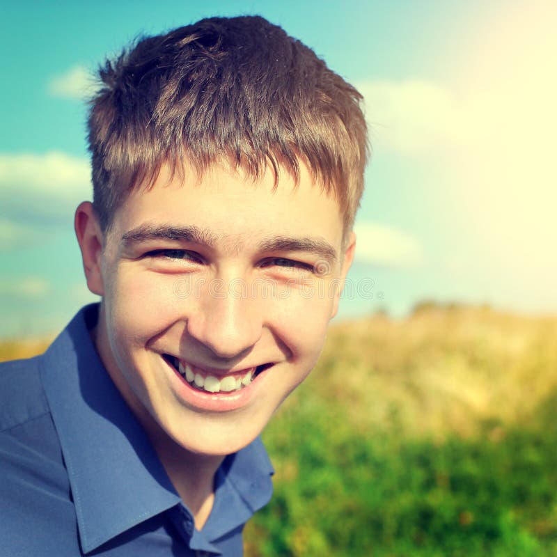 Verticale d'adolescent extérieure image stock