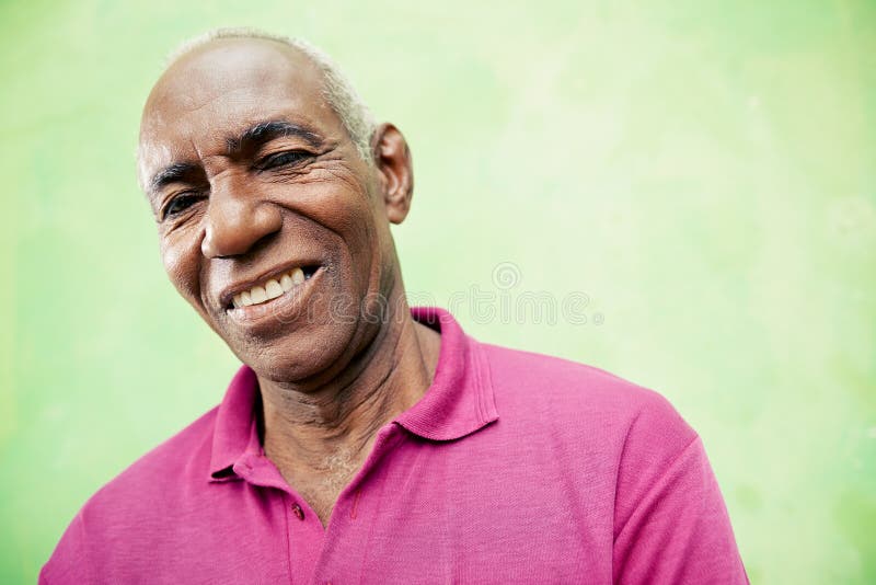 Verticale d'homme de couleur plus âgé regardant et souriant l'appareil-photo image stock Verticale d'homme de couleur plus âgé regardant et souriant l'appareil-photo image stock
