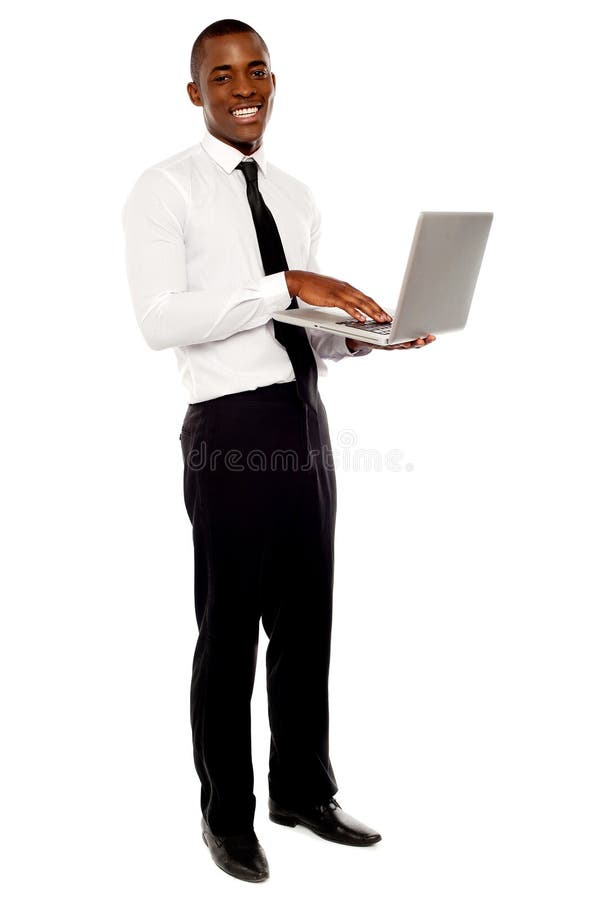 Verticale d'ordinateur portatif de fixation d'homme d'affaires photographie stock libre de droits Verticale d'ordinateur portatif de fixation d'homme d'affaires photographie stock libre de droits