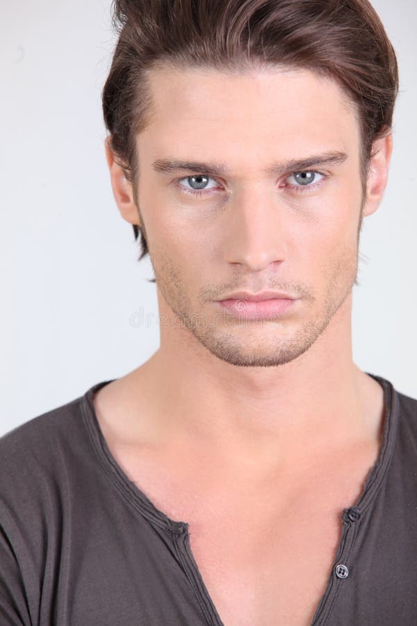 Verticale d'un beau jeune homme photo libre de droits Verticale d'un beau jeune homme photo libre de droits