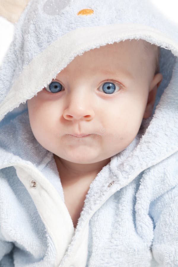 Verticale d'un enfant gai dans le peignoir bleu image stock Verticale d'un enfant gai dans le peignoir bleu image stock