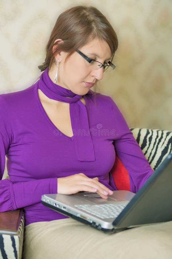 Verticale d'un homme d'affaires travaillant sur l'ordinateur portatif images stock Verticale d'un homme d'affaires travaillant sur l'ordinateur portatif images stock