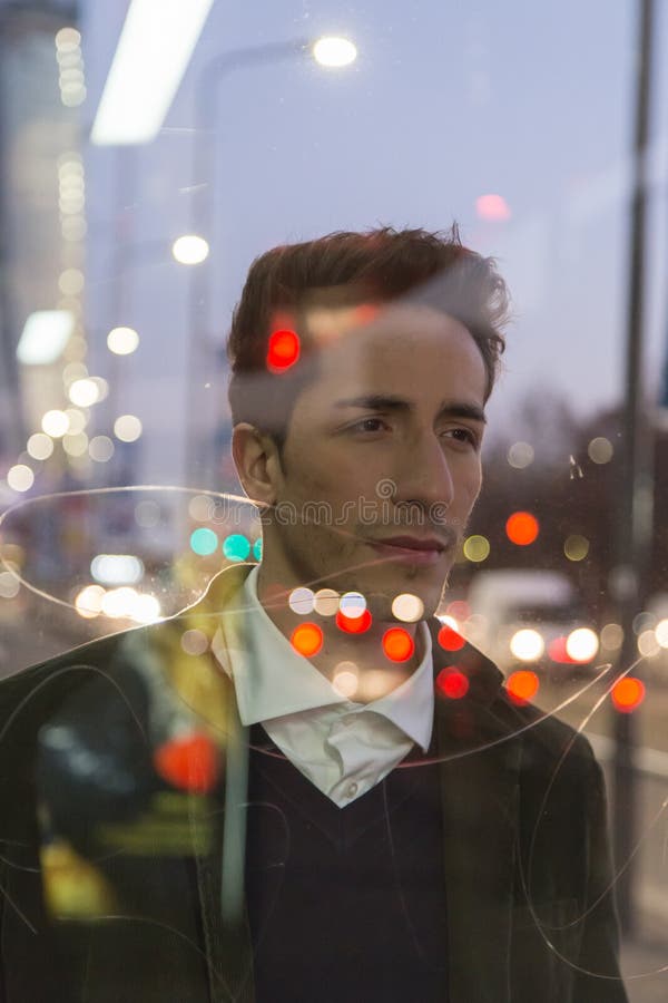 Verticale d'un jeune homme bel images stock Verticale d'un jeune homme bel images stock